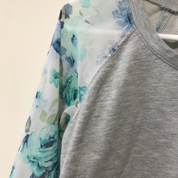 Macy's Blue Flower Sheer Sleeve Gray Sweater S - Picture 3 of 4